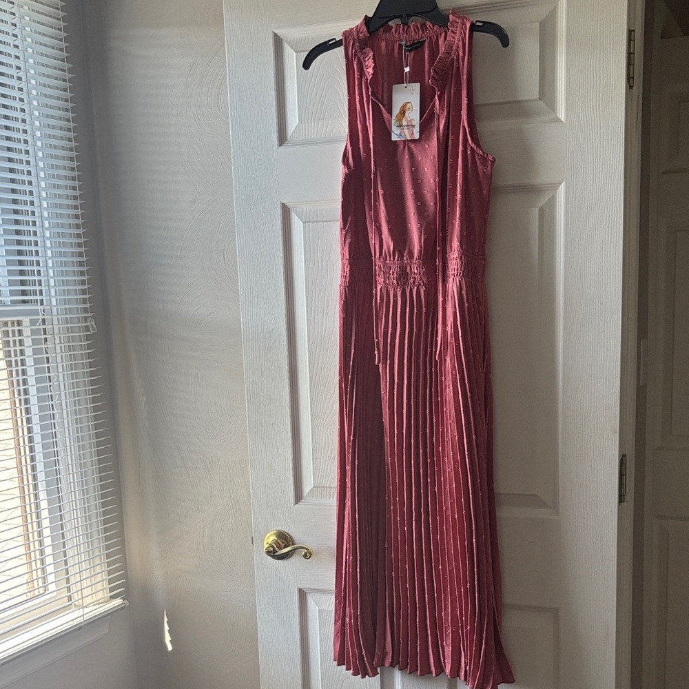 Sleeveless Pink Maxi Dress with Pleated Skirt